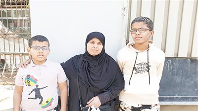 ﺻﺮﺧﺔ أﻣﻬﺎت: أﻃﻔﺎﻟﻨﺎ ﻣﻬﺪدون ﺑﻔﻘﺪان اﻟﺴﻤﻊ.. و»اﻟﺘﺄﻣين اﻟﺼﺤﻰ« ﻳﺮﻓﺾ ﺗﻮﻓﻴﺮ ﻗﻄﻊ اﻟﻐﻴﺎر