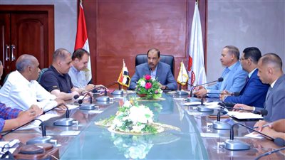 محافظ سوهاج يناقش خطة تطوير مصنع الأعلاف بمشروع إكثار الدواجن