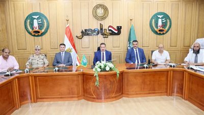 محافظ المنوفية يلتقي عدد من المستثمرين لمناقشة الفرص الاستثمارية 