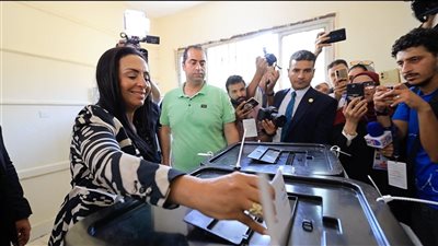 وزيرة التضامن تُدلي بصوتها في انتخابات مجلس الشيوخ بلجنة مدرسة بدر بالدقي