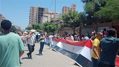 بأطول علم لمصر.. طوابير من الناخبين أمام لجان انتخابات الشيوخ بالإسكندرية 