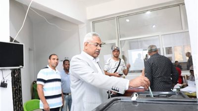 سكرتير عام البحر الأحمر يدلي بصوته بلجنة النادى الاجتماعي بالغردقة 