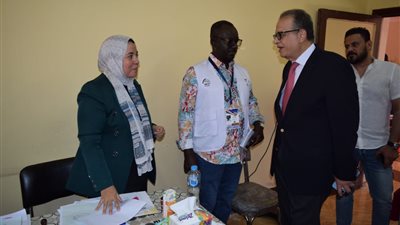 النائب طارق عبدالعزيز يتفقد عملية اقتراع انتخابات مجلس الشيوخ بمدرسة جمال عبدالناصر بالدقي