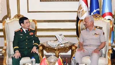 وزير الدفاع يناقش التعاون العسكري مع نظيره الفيتنامي