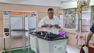 مصطفى شحاته عضو الهيئة العليا للوفد يدلي بصوته في انتخابات الشيوخ