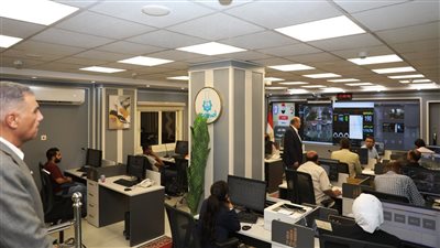 محافظ أسوان يتابع إغلاق صناديق الإقتراع داخل 190 لجنة انتخابية بالمراكز والمدن 