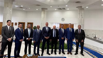 رئيس القابضة لمصر للطيران يلتقى نائب رئيس بوينج 