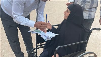  رئيس لجنة بالفيوم يتوجه لـ «قعيدة» للإدلاء بصوتها