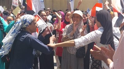 الناخبون يرفعون أعلام مصر احتفالا بالعرس الديمقراطى في انتخابات الشيوخ بالاسكندرية 
