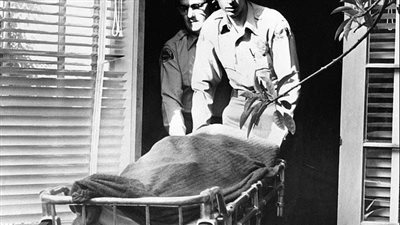 طبيب الموت يكشف أسرار وفاة مارلين مونرو:هل كانت انتحارًا أم جريمة قتل؟