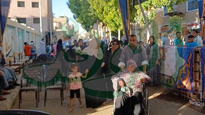 بمساعدة رجال الشرطة.. كبار السن وذوي القدرات الخاصة يشاركون في التصويت بالأقصر