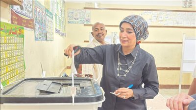 رئيس جامعة الأقصر تدلي بصوتها في لجنة مدرسة نجع جاد الكريم الابتدائية