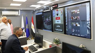 محافظ أسوان يتابع إقبال المواطنين للانتخابات من خلال مركز السيطرة