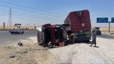 انقلاب مقطورة تسبب في تعطل حركة المرور 