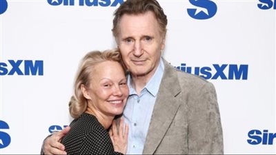 ليام نيسون يدعم باميلا أندرسون بطريقته الخاصة وسط شائعات المواعدة