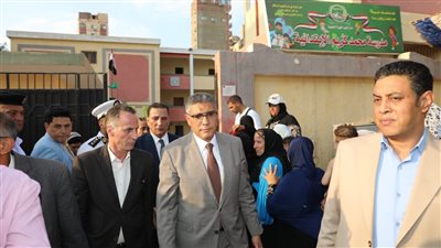 محافظ الجيزة يتابع سير العملية الانتخابية ميدانيًا بأحياء الدقي وجنوب الجيزة
