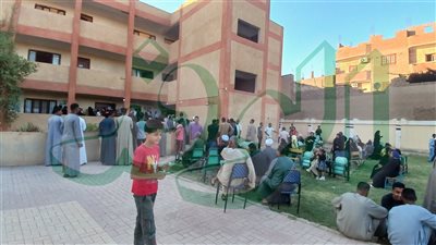 صور.. توافد كثيف للناخبين بلجنة علي العديسي الإعدادية بالأقصر 