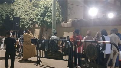 رغم انتهاء موعد التصويت.. اصطفاف الناخبين أمام لجنة بالاقصر