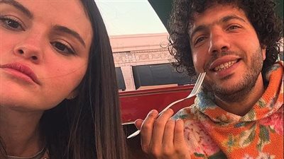 سيلينا جوميز تنشر صورة نادرة مع شقيقتها الصغيرة جرايسي