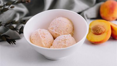 منعش لحر الصيف.. طريقة عمل آيس كريم بالخوخ