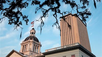 فلوريدا تلاحق منصات غير لائقة قضائيًّا لانتهاك قانون حماية القاصرين