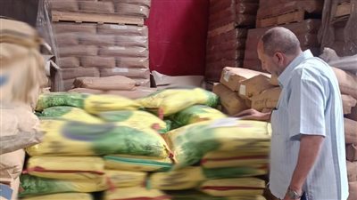 ضبط 10.5 طن خامات غذائية مجهولة المصدر في حملة تموينية ببلبيس