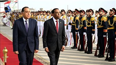 رئيس الوزراء يستقبل نظيره السوداني بمطار القاهرة الدولي