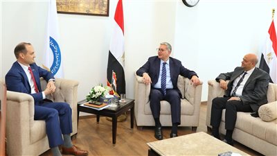 وزير البترول والثروة المعدنية يلتقي نائب رئيس شركة أباتشي الأمريكية