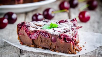 تشيز كيك الكرز والشوكولاتة بثلاث طبقات.. حلوى فاخرة بطعم لا يُقاوم