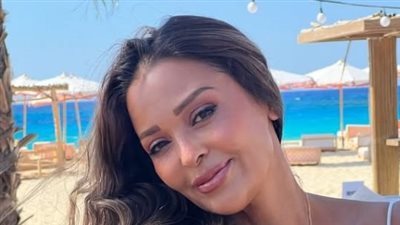 داليا البحيري تشبه الفراشة بكاش مايوه جرئ