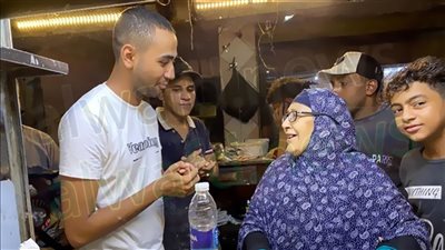 أم مداح.. سبعينية تبيع ساندوتش الجمبري بسعر أرخص من الفول والطعمية (صور)