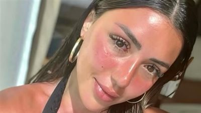 فستان أسود مجسم.. سارة سلامة تعكس جرأتها بأحدث من أمام البحر (صور)