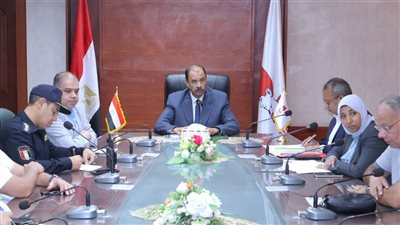 تطوير شارع المحطة بحي غرب على طاولة اجتماعات محافظ سوهاج