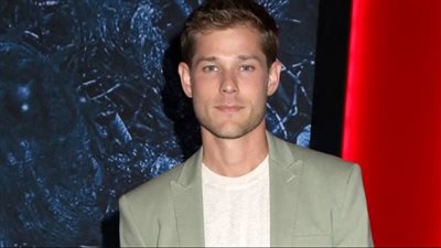 نجم “Stranger Things” ماسون داي يعلن خطوبته على كارمن جوينر