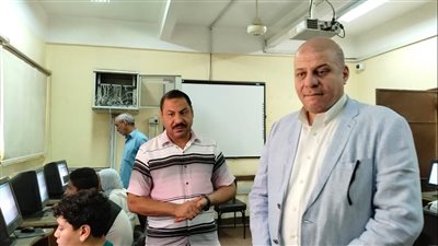 مدير تعليم قنا يتفقد الاختبارات الإليكترونية لمدارس التكنولوجيا التطبيقية 