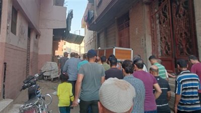 رئيس حي ثان الزقازيق يشارك تشييع جنازة عامل نظافة توفي أثناء عمله