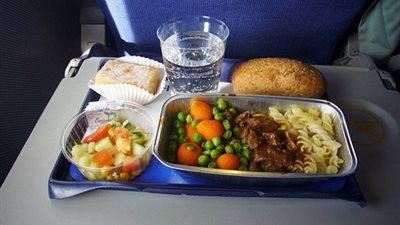 طبيب يوضح لماذا علينا تجنب تناول طعام الطائرات؟