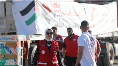 مديرة الهلال الأحمر تتفقد العمل بالمراكز اللوجستية للجمعية بالعريش.. صور