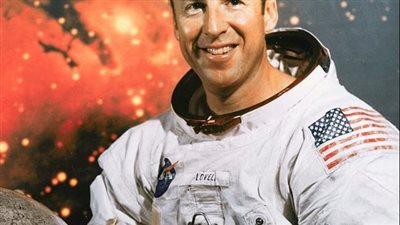 رحيل أيقونة الفضاء جيم لوفيل عن عمر 97 عاما