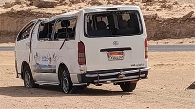 اصابة 10اشخاص بحادث انقلاب ميكروباص بالطريق الصحراوى الغربى باسوان