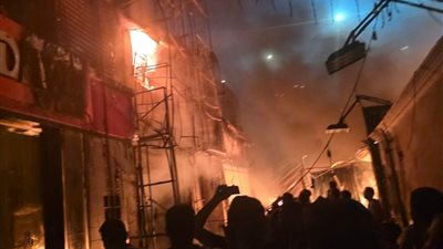 الدفاع المدني يسيطر على حريق ضخم بعدد من المحلات بشبرا 