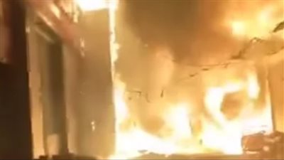 ألسنة الدخان تتصاعد.. حريق هائل بالقرب من مترو شبرا الخيمة (شاهد) 