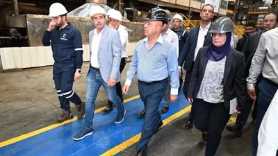 الوزير يفتتح خط إنتاج ألواح الألومنيوم والحديد المستخدم في تغطية واجهات المباني ومحطات المترو والقطارات