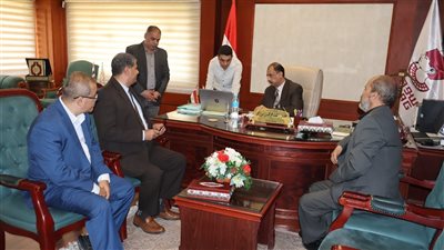 محافظ سوهاج يبحث مع وفد المالية و