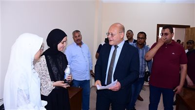 رئيس جامعة سوهاج الأهلية يتفقد أعمال التقديم وسحب الملفات