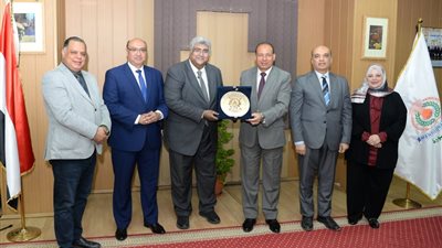 رئيس جامعة المنصورة يُكرِّم قيادات المستشفيات الجامعية السابقة 