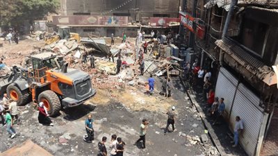 محافظ القليوبية يوجه بإزالة منشأين آيلين للسقوط في منطقة حريق شبرا الخيمة