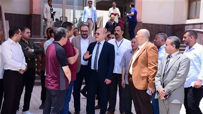 رئيس جامعة سوهاج الأهلية يتفقد أعمال التقديم وسحب الملفات من طلبة المحافظات