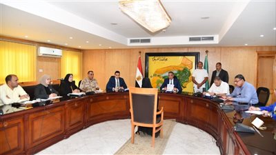 محافظ الفيوم  يلتقى المواطنين  ويبحث مشاكلهم