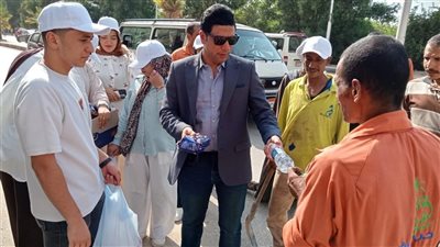نائب محافظ سوهاج يوزع مواد غذائية وزجاجات مياه وأغطية رأس لعمال النظافة